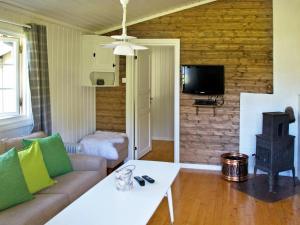 Μια τηλεόραση ή/και κέντρο ψυχαγωγίας στο 4 person holiday home in Utvik-By Traum