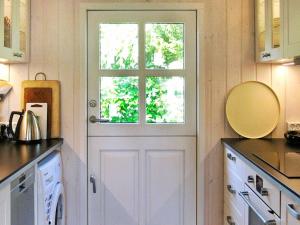 una porta bianca con finestra in cucina di Three-Bedroom Holiday home in Faxe a Mosebølle