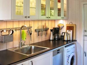 una cucina con lavandino e lavatrice di Three-Bedroom Holiday home in Faxe a Mosebølle