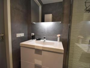 Ένα μπάνιο στο Apartment in Veere with Lake Views & Marina +32 φωτογραφίες