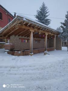 un pavillon en bois avec de la neige au sol dans l'établissement Hotel Herranz, à Alcoroches