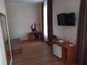 TV a/nebo společenská místnost v ubytování Central Hotel
