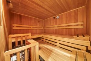 ザールバッハ・ヒンターグレムにあるBoutique Appartementsの木製の壁とウッドフロアの空のサウナ