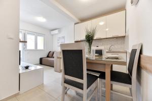 Kuchyň nebo kuchyňský kout v ubytování Apartments Diora