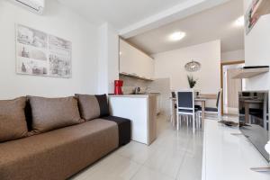 Kuchyň nebo kuchyňský kout v ubytování Apartments Diora