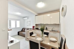 Kuchyň nebo kuchyňský kout v ubytování Apartments Diora