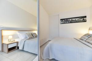 sypialnia z 2 łóżkami i lustrem w obiekcie Apartments Diora w mieście Seline