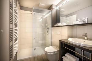 奧帕蒂亞的住宿－Hotel Istra - Liburnia，浴室配有卫生间、盥洗盆和淋浴。