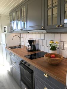 Skurup的住宿－Slimmingegården，厨房在柜台上放一碗水果