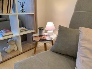 sala de estar con sofá y mesa con osito de peluche en Budapest Hideout in Style with free parking - Luxury Apartment en Budapest