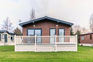 Woodpecker Lodge with Hot Tub