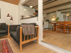 sala de estar con sofá y comedor en 6 person holiday home in Bl vand, en Blåvand