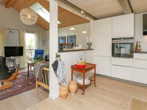 sala de estar con mesa y cocina en 6 person holiday home in Bl vand, en Blåvand