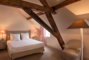 A bed or beds in a room at L'écu de Bretagne