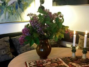 スラーエルセにある2 person holiday home in Slagelseの燭台の上に紫色の花瓶