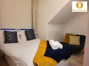 Cama ou camas em um quarto em 2 Bedroom Apt at Sensational Stay Serviced Accommodation Aberdeen - Clifton Road