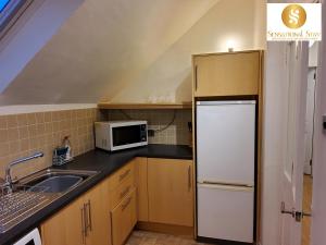 A cozinha ou cozinha compacta de 2 Bedroom Apt at Sensational Stay Serviced Accommodation Aberdeen - Clifton Road