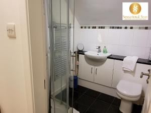 Um banheiro em 2 Bedroom Apt at Sensational Stay Serviced Accommodation Aberdeen - Clifton Road