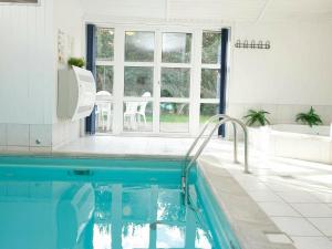 uma casa de banho com uma piscina e uma banheira em 10 person holiday home in L kken em Grønhøj