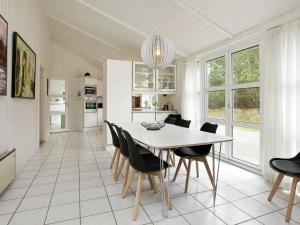 Grønhøjにある10 person holiday home in L kkenのキッチン、ダイニングルーム(テーブル、椅子付)