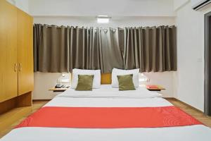 سرير أو أسرّة في غرفة في Kanak Beacon Hotel - Ashram Road Ahmedabad