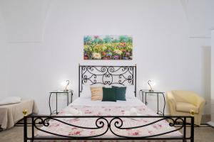 タヴィアーノにあるCas'Ettaのベッドルーム1室(壁に絵画が描かれたベッド1台付)