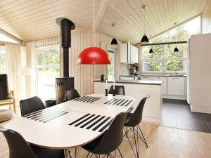 SkramにあるFour-Bedroom Holiday home in Ålbæk 2のキッチン、ダイニングルーム(テーブル、椅子付)