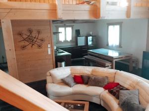 ein Wohnzimmer mit einem Sofa und einem Tisch in der Unterkunft Chez Siouab in Saint-Hostien