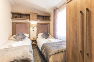 מיטה או מיטות בחדר ב-Lakeshore Lodge with Hot Tub