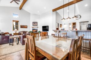 een eetkamer en woonkamer met een tafel en stoelen bij Moab Springs Ranch 10 in Moab