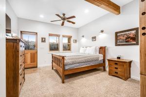 een slaapkamer met een bed en een plafondventilator bij Moab Springs Ranch 10 in Moab
