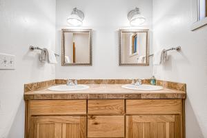 een badkamer met twee wastafels en twee spiegels bij Moab Springs Ranch 10 in Moab +32 foto's