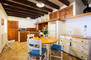 a kitchen with a table and chairs in a room at Pesca 2 in Cala de Sant Vicenc