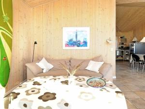 1 dormitorio con 1 cama y sala de estar en 8 person holiday home in Fan en Fanø