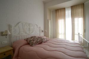 Giường trong phòng chung tại Romantica Salerno