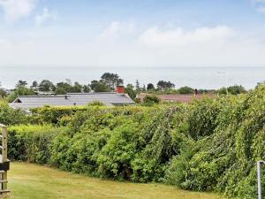 - une vue sur l'océan depuis la cour d'une maison dans l'établissement 6 person holiday home in Slagelse, à Slagelse