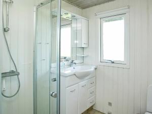 Koupelna v ubytování 6 person holiday home in Pandrup-By Traum