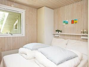 Postel nebo postele na pokoji v ubytování 6 person holiday home in Pandrup-By Traum