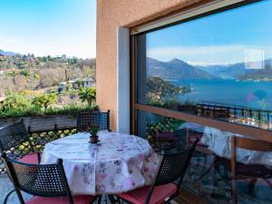 un tavolo e sedie su un balcone con vista di Apartment Belmonte-1 by Interhome a Brezzo