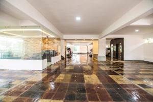 een lege lobby van een gebouw met een tegelvloer bij Skyla Serviced Apartments in Hyderabad