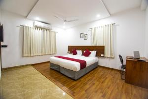 a bedroom with a large bed in a room at Aptly Premium Serviced Apartments - A BRAND UNIT OF SKYLA in Hyderabad +15 photos