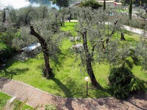 uma vista superior de um parque com árvores e relva em Apartment Villa Rizzardi-1 by Interhome em Malcesine