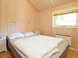 HøjbyにあるThree-Bedroom Holiday home in Højby 1の窓付きの客室の大型ベッド1台分です。