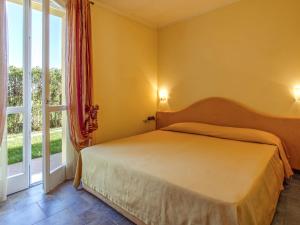 ポルペナッツェ・デル・ガルダにあるApartment Il Ruscello-1 by Interhomeのベッドルーム1室(ベッド1台、大きな窓付)