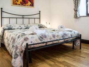 A bed or beds in a room at Apartment Casa Rasat-1 by Interhome
