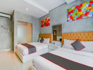 En eller flere senge i et værelse på Super OYO Collection O 31 The Batik Bed And Coffee Bandung