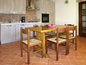 サンタ・ルーチェにあるHoliday Home Le Fagiode by Interhomeのキッチン(木製テーブル、椅子付)