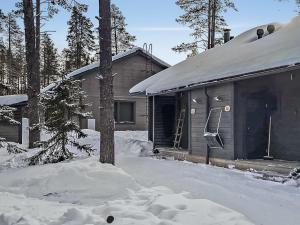 ルカにあるHoliday Home Rukamaja by Interhomeの雪の家
