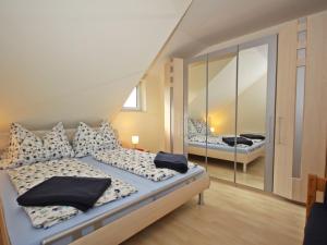 A bed or beds in a room at Holiday Home Seehaus Blue Faak by Interhome