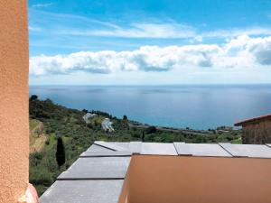 CipressaにあるHoliday Home Francesca - SLR212 by Interhomeの建物のバルコニーから海の景色を望めます。